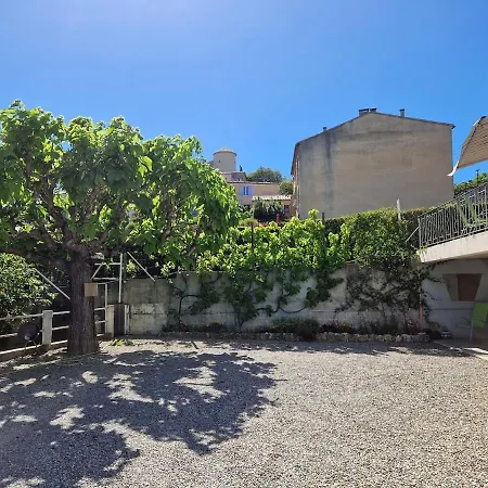 Charmante Maison De *