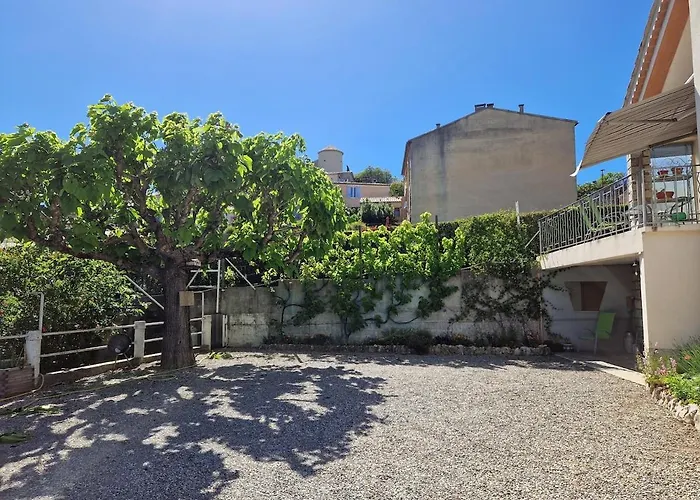 Charmante Maison De *